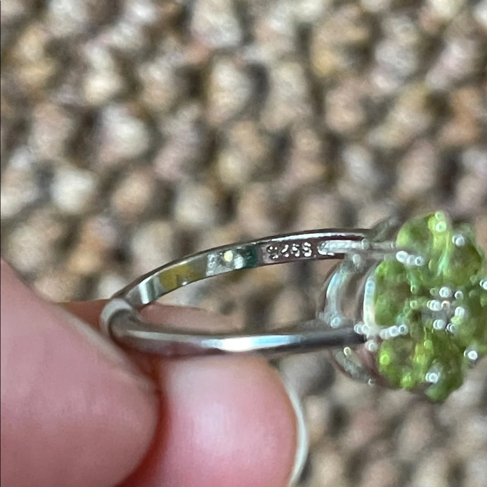 NWT Elegant Natural Peridot Gemstone Floral Ring in 925 Sterling Silver Size 8